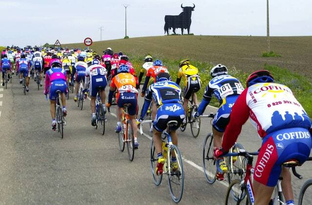 NO MAGS - NO SALES - NO INTERNET BRU180 - - SEVILLA, SPAIN: The main group during the first stage Huelva-Sevilla of the Ruta del Sol cycling tour Vuelta, Sunday 17 February 2002. DIDIERxMOSSIAT  x844125x