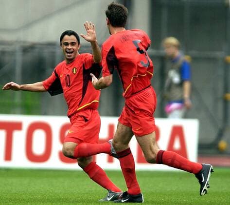 BRU23 - - SHIZUOKA, JAPAN : Belgium s Johan Walem (L) and Nico Van Kerckhoven (R) celebrate as Walem scores the first goal during the Group H first round last match Belgium-Russia of the 2002 FIFA World Cup WM Weltmeisterschaft Fussball in Korea and Japan, 14 June 2002 at Shizuoka Stadium. Belgium defeated Russia 3-2 and qualified for the second round. YVESxBOUCAU  x973008x