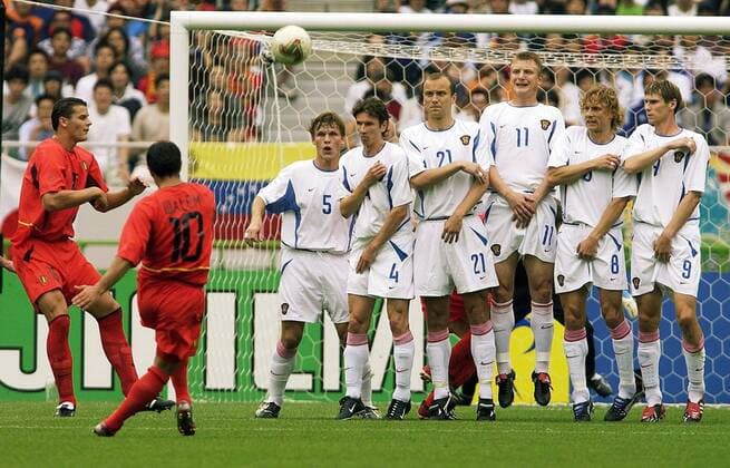 BRU24 - - SHIZUOKA, JAPAN : Belgium s Johan Walem (2nd L) takes a free kick and scores 1-0 during the Group H first round last match Belgium-Russia of the 2002 FIFA World Cup WM Weltmeisterschaft Fussball in Korea and Japan, 14 June 2002 at Shizuoka Stadium. Belgium defeated Russia 3-2 and qualified for the second round. YVESxBOUCAU  x973023x