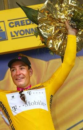 NO MAGS-NO SALES-NO INTERNET BRU145 - - REIMS, FRANCE : Leader of the Team Deutsche Telekom German Erik Zabel celebrates in the yellow jersey after the 3rd stage of the 89th Tour de France between Metz and Reims, Tuesday 09 July 2002. Australian Robbie McEwen of the Lotto-Adecco team won the stage. PHILIPPExBUISSIN  x997354x