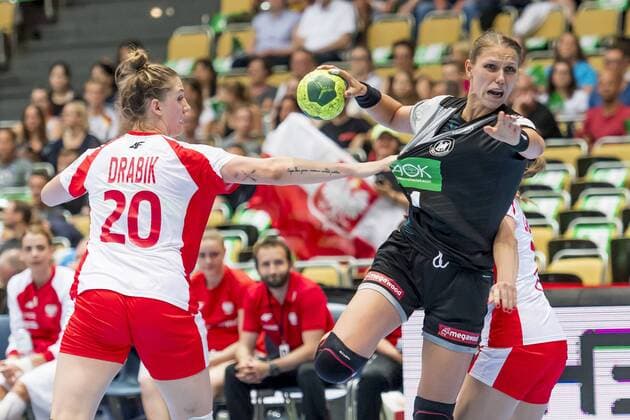 GER Handball Laenderpiel Women Germany vs Poland 06 06 2018 Olympiahalle Muenchen GER Handball Laenderpiel Women Germany vs Poland in picture JOANNA SZARAWAGA Poland 20 tries to stop Anna Loerper Germany 10 nordphotox xStraubmeier nph00004