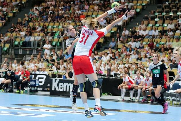 Alicia Stolle GER and Sylwia Lisewska POL during the Laender match of the Handball Women between Germany and Poland on 06 06 18 in the Olympiahalle Muenchen Test match Handball Women Germany Poland Muenchen Copyright: xEIBNER MarcelxEngelbrechtx EP_MET