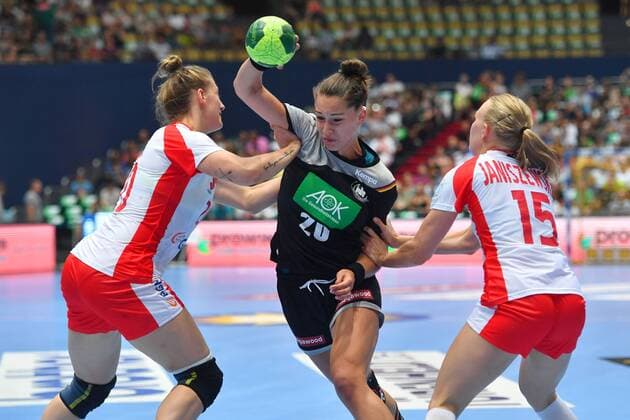Emily BOELK GER sits down against Katarzyna JANISZEWSKA POL and Joanna DRABIK li POL through action duel Handball Laenderspiel der Frauen Germany GER Poland POL at 06 06 2018 Olympiahalle in Muenchen
