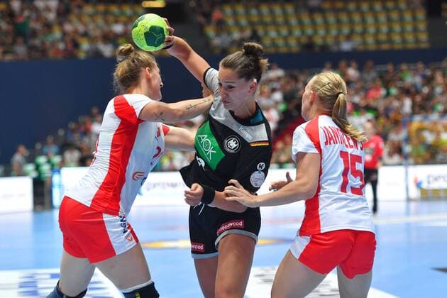 Emily BOELK GER sits down against Katarzyna JANISZEWSKA POL and Joanna DRABIK li POL through action duel Handball Laenderspiel der Frauen Germany GER Poland POL at 06 06 2018 Olympiahalle in Muenchen
