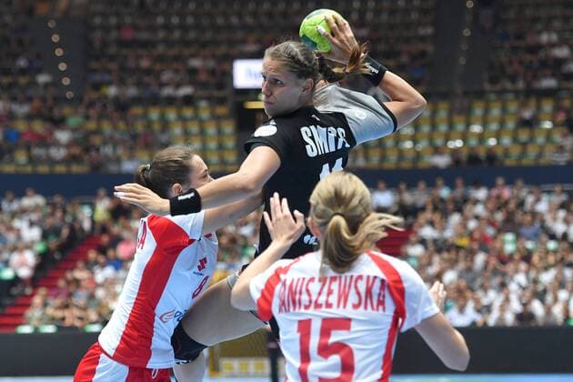 Xenia SMITS GER action fight against Katarzyna JANISZEWSKA POL and Monika KOBYLINSKA POL handball womens play Germany GER Poland POL on 06 06 2018 Olympiahalle in Muenchen