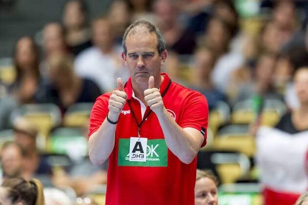 GER Handball Laenderpiel Women Germany vs Poland 06 06 2018 Olympiahalle Muenchen GER Handball Laenderpiel Women Germany vs Poland in the picture both thumbs up at the national coach Henk Groener nordphotox xStraubmeier nph00004
