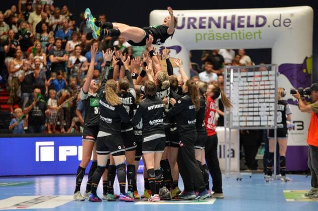 06 06 2018 xemx Handball Womens Friendly Match Germany Poland emspor Final celebrations the players celebrate their victory Anna Loerper Germany 10 is thrown into the air Munich