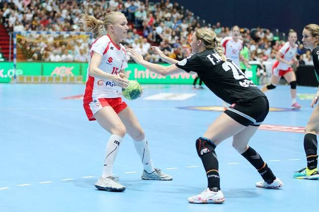 Katarzyna Janiszewska POL and Franziska Mueller GER during the Laender match of the Handball Women between Germany and Poland on 06 06 18 in the Olympiahalle Muenchen Test match Handball Women Germany Poland Muenchen Copyright: xEIBNER MarcelxEngelbrechtx EP_MET