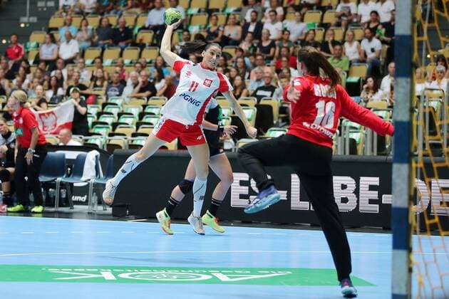 Kinga Grzyb POL and Isabell Roch GER in the Laender match of the Handball Women between Germany and Poland on 06 06 18 in the Olympiahalle Muenchen Test match Handball Women Germany Poland Muenchen Copyright: xEIBNER MarcelxEngelbrechtx EP_MET