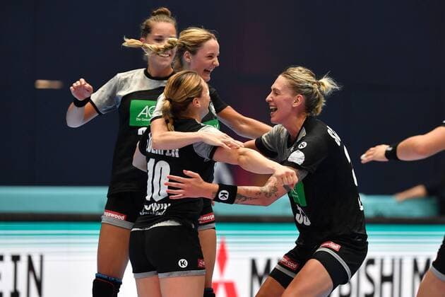 Final cheering Team photo Team Team photo Germany v re Luisa SCHULZE GER Anna LOERPER GER Franziska MUELLER GER Action Cheers Joy Enthusiasm Handball Laender match of women Germany GER Poland POL 30 29 at 06 06 2018 Olympiahalle in Muenchen