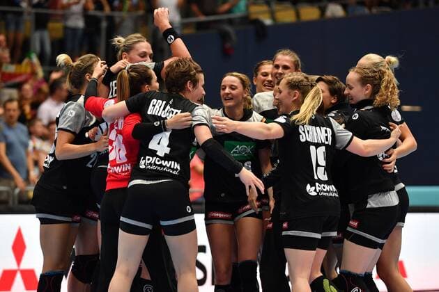 Final cheering Team photo Team Team Team photo Germany Action Cheers Joy Enthusiasm Handball Laender match of women Germany GER Poland POL 30 29 at 06 06 2018 Olympiahalle in Muenchen