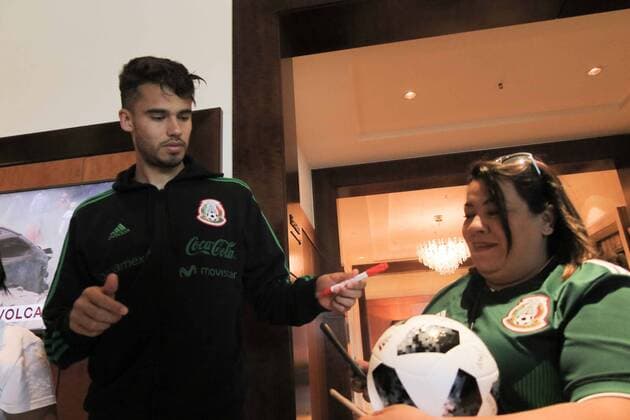 June 6, 2018 - EUM20180606DEP07.JPG.COPENHAGUE, Dinamarca, SoccerFutbol-Seleccion Mexicana.- Nationalteam Mexiko , Diego Reyes, este 6 de junio de 2018, firma autografos a aficionados en el hotel de concentracion Nationalteam Mexiko , previo al partido que tendran con su similar de Dinamarca el proximo sabado. Foto: Agencia EL UNICERSALLuis CortesMAR. Latin News: June 6, 2018  - ZUMAu78_ 20180606_zaf_u78_509 Copyright: xElxUniversalx