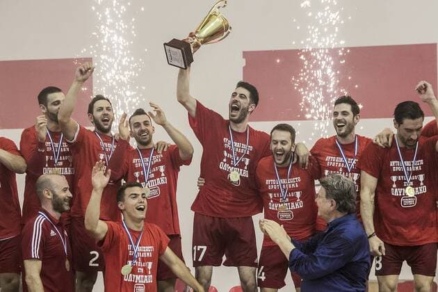 Handball, Olympiakos Piräus ist griechischer Meister (180607) -- ATHENS, June 7, 2018 -- Olympiacos players celebrate with the trophy during the awarding ceremony for the Greek Men s Handball Championship Final between AEK and Olympiacos in Athens, Greece, June 6, 2018. ) (SP)GREECE-ATHENS-HANDBALL-CHAMPIONSHIP FINAL PanagiotisxMoschandreou 