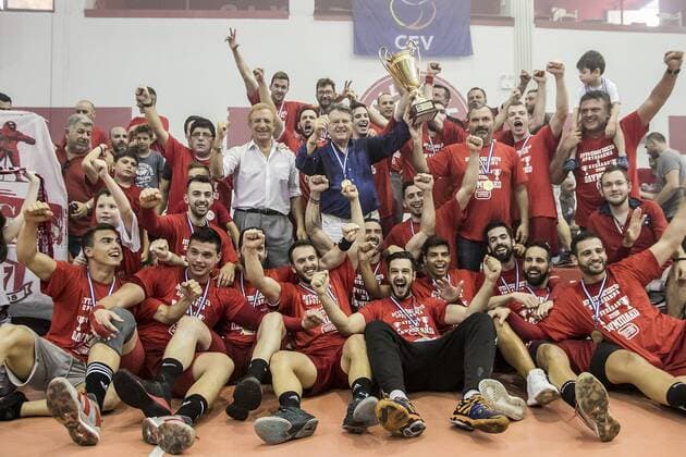 Handball, Olympiakos Piräus ist griechischer Meister (180607) -- ATHENS, June 7, 2018 -- Olympiacos players celebrate with the trophy during the awarding ceremony for the Greek Men s Handball Championship Final between AEK and Olympiacos in Athens, Greece, June 6, 2018. ) (SP)GREECE-ATHENS-HANDBALL-CHAMPIONSHIP FINAL PanagiotisxMoschandreou 