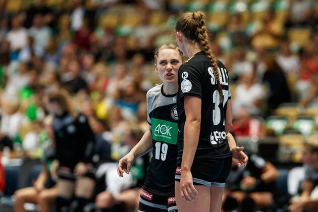 Muenchen Germany 06 06 2018 Handball Laenspiel der Frauen Germany Poland Maike Schirmer GER and Alicia Stolle GER discussion DeFodi507
