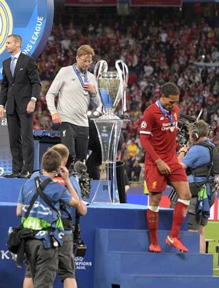 26 05 2018 Football UEFA Champions League Final 2018 Real Madrid FC Liverpool at the Kiev Olympic Stadium Ukraine Aleksander Ceferin SLO FIFA hand over coach Jürgen Klopp FC Liverpool the medal for second place at the awards ceremony after the game re Virgil Van Dijk Liverpool