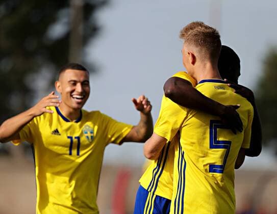 Fußball, U21 EM Quali, Malta-Schweden 07 06 2018 - Centenary Stadium, Ta Qali, Malta UEFA Under-21 Championship Qualifying Group 6 Malta v Sweden Sweden Under-21 player Joel Andersson (5) is congratulated by his team colleagues after scoring the first goal during the UEFA Under-21 Championship Qualifying Group 6 match between Malta and Sweden at the Centenary Stadium, Ta Qali, Malta on 07 June 2018. Soccer UEFA Under-21 Championship Poland 2017 - Qualifying Group 6 MLT_SWE_U21_18