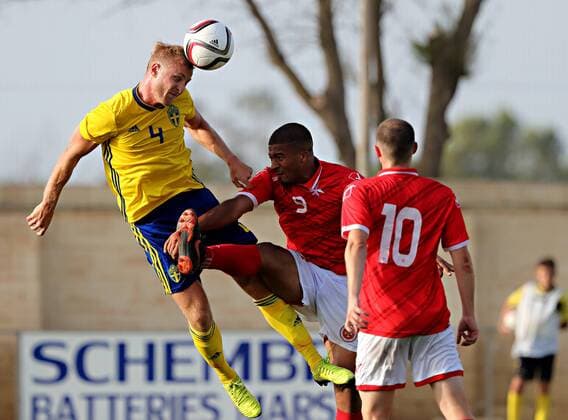 Fußball, U21 EM Quali, Malta-Schweden 07 06 2018 - Centenary Stadium, Ta Qali, Malta UEFA Under-21 Championship Qualifying Group 6 Malta v Sweden Sweden Under-21 player Franz Brorsson (L) heads first ahead of the challenge of Malta Under-21 player Kyrian Nwoko (R) during the UEFA Under-21 Championship Qualifying Group 6 match between Malta and Sweden at the Centenary Stadium, Ta Qali, Malta on 07 June 2018. Soccer UEFA Under-21 Championship Poland 2017 - Qualifying Group 6 MLT_SWE_U21_18