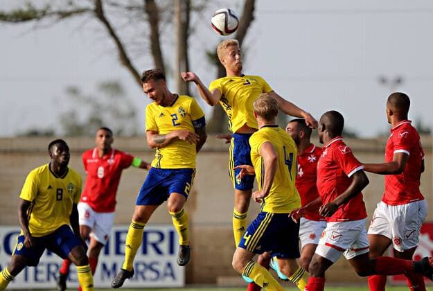 Fußball, U21 EM Quali, Malta-Schweden 07 06 2018 - Centenary Stadium, Ta Qali, Malta UEFA Under-21 Championship Qualifying Group 6 Malta v Sweden Sweden Under-21 player Filip Dagerstal (3) heads first during the UEFA Under-21 Championship Qualifying Group 6 match between Malta and Sweden at the Centenary Stadium, Ta Qali, Malta on 07 June 2018. Soccer UEFA Under-21 Championship Poland 2017 - Qualifying Group 6 MLT_SWE_U21_18