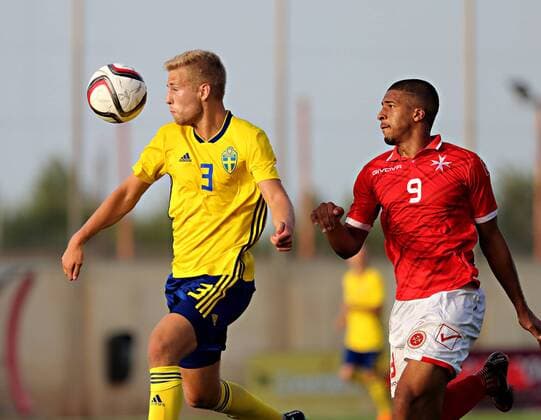 Fußball, U21 EM Quali, Malta-Schweden 07 06 2018 - Centenary Stadium, Ta Qali, Malta UEFA Under-21 Championship Qualifying Group 6 Malta v Sweden Sweden Under-21 player Filip Dagerstal (L) heads first ahead of Kyrian Nwoko of Malta Under-21 (R) during the UEFA Under-21 Championship Qualifying Group 6 match between Malta and Sweden at the Centenary Stadium, Ta Qali, Malta on 07 June 2018. Soccer UEFA Under-21 Championship Poland 2017 - Qualifying Group 6 MLT_SWE_U21_18