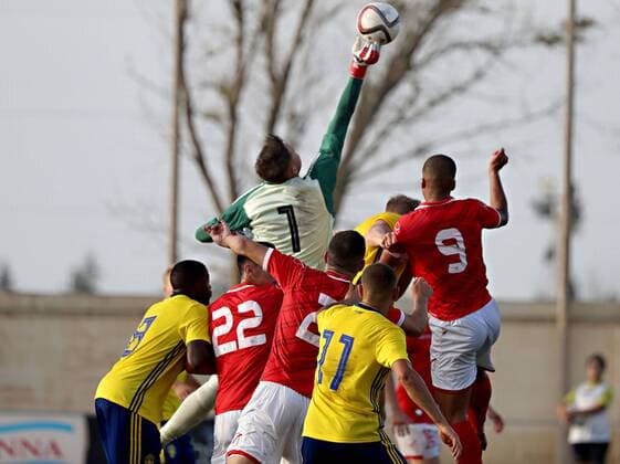 Fußball, U21 EM Quali, Malta-Schweden 07 06 2018 - Centenary Stadium, Ta Qali, Malta UEFA Under-21 Championship Qualifying Group 6 Malta v Sweden Sweden Under-21 goalkeeper Oscar LinnŽr (C) punches away the ball during the UEFA Under-21 Championship Qualifying Group 6 match between Malta and Sweden at the Centenary Stadium, Ta Qali, Malta on 07 June 2018. Soccer UEFA Under-21 Championship Poland 2017 - Qualifying Group 6 MLT_SWE_U21_18