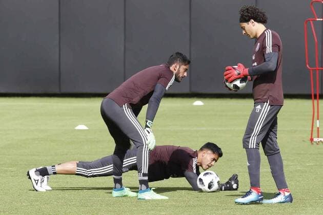 June 8, 2018 - EUM20180608DEP01.JPG.CIUDAD DE MEXICO, SoccerFutbol-Seleccion Mexicana.- Este sabado 9 de junio de 2018, a las 13:00 horas, la Seleccion Mexicana disputara ante Dinamarca el ultimo partido amistoso antes de partir a Rusia para competir en la Copa del Mundo. En imagen, los arqueros nacionales Jose de Jesus Corona, Alfredo Talavera y Guillermo Ochoa. Foto: Archivo Agencia EL UNIVERSALMAR. Latin News: June 8, 2018  - ZUMAu78_ 20180608_zaf_u78_507 Copyright: xElxUniversalx