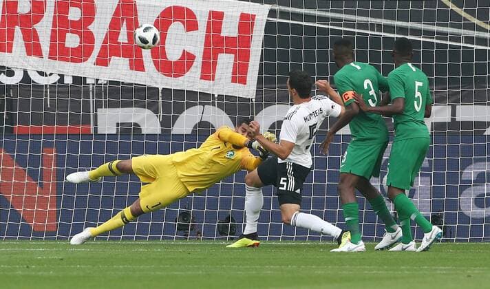 Goalkeeper Abdullah Al Muaiouf Mats Hummels Action Game scene Tight fight Football Soccer International match Test match Season 2017 2018 08 06 2018 DFB National Team GER BRDeutschland vs Saudi Arabien