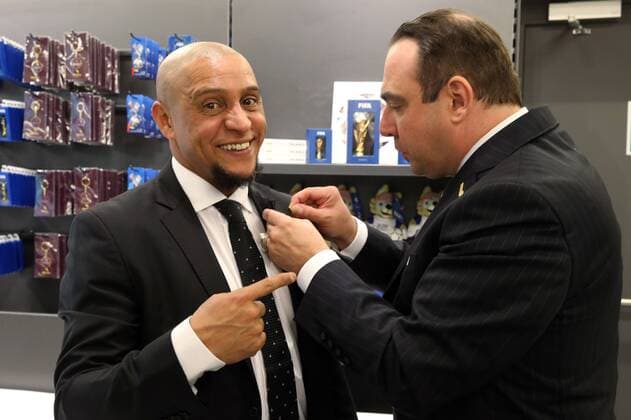MOSCOW, RUSSIA â€“ JUNE 8, 2018: Brazilian football player Roberto Carlos (L) at the opening of the exhibition The History Makers presented by FIFA Partner Hyundai and hosted by the FIFA World Football Museum at the Hyundai Motorstudio Moscow at Novy Arbat (New Arbat) Street ahead of the forthcoming FIFA World Cup WM Weltmeisterschaft Fussball Russia 2018. Vladimir Gerdo TASS  TS0832DF