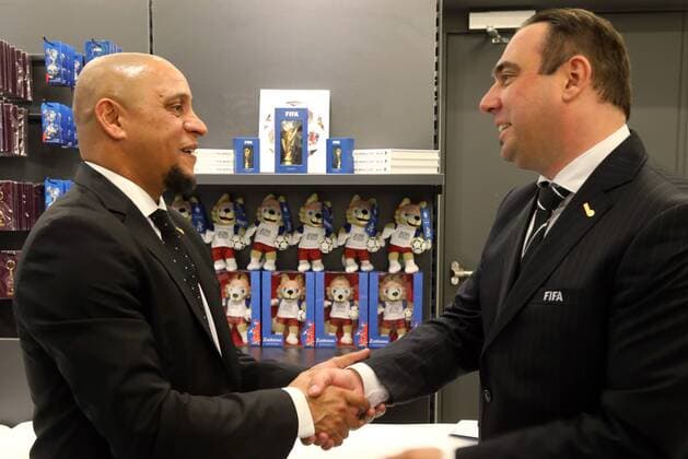 MOSCOW, RUSSIA â€“ JUNE 8, 2018: Brazilian football player Roberto Carlos (L) and an unidentified man shake hands at the opening of the exhibition The History Makers presented by FIFA Partner Hyundai and hosted by the FIFA World Football Museum at the Hyundai Motorstudio Moscow at Novy Arbat (New Arbat) Street ahead of the forthcoming FIFA World Cup WM Weltmeisterschaft Fussball Russia 2018. Vladimir Gerdo TASS  TS0832E1