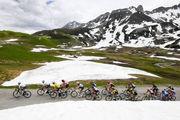 Bilder des Tages - SPORT LA ROSIERE ESPACE SAN BERNARDO, FRANCE - JUNE 9 : THOMAS Geraint (GBR) of Team SKY, Illustration picture of the peloton during stage 6 of the 70th edition of the Criterium du Dauphine Libere cycling race, a stage of 110 kms between Frontenex and La Rosiere Espace San Bernardo on June 09, 2018 in La Rosiere Espace San Bernardo, France, 9 06 2018 CYCLISME : 70eme edition du Criterium du Dauphine -rontenex to La Rosiere - 09 06 2018 PhotoNews Panoramic 