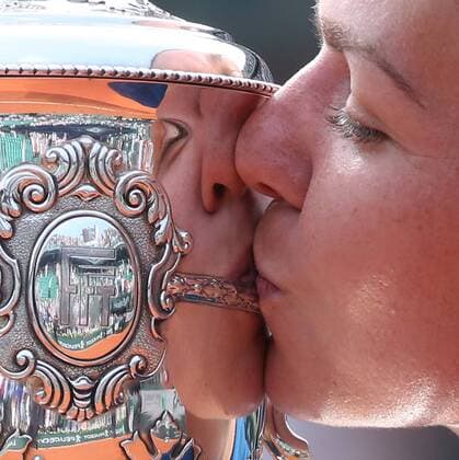 Themen der Woche - SPORT KW23 Bilder des Tages - SPORT Simona Halep of Romania kisses the championship trophy after winning her French Open women s final match against American Sloane Stephens at Roland Garros in Paris on June 9, 2018. Halep defeated Stephens 3-6, 6-4, 6-1 to win her first major championship.  PAR20180609043 DAVIDxSILPA