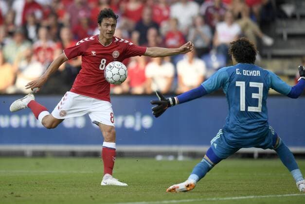 Thomas Delaney fra Danmark i skudforsoeg mod Guillermo Ochoa fra Mexico under venskabs landskampen i fodbold mellem Danmark og Mexico paa Broendby Stadion, loerdag den 9. juni 2018. , Broendby Denmark  Copyright: ©LarsxMoeller LarsxMoellerx spdk20180609-211520-L
