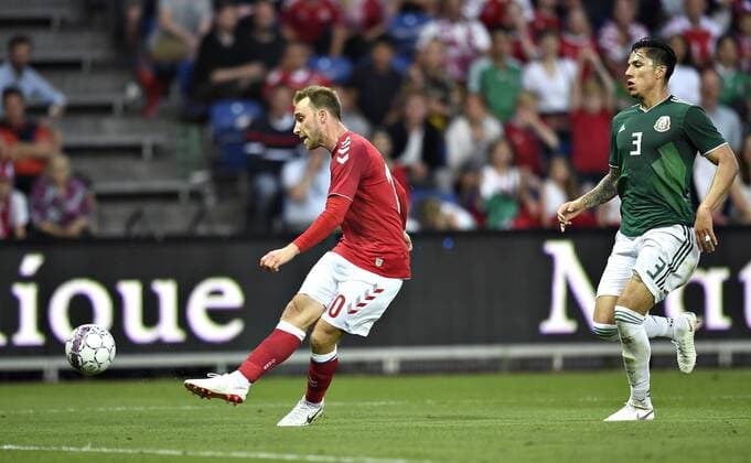 WM 2018, Testspiel, Dänemark - Mexiko Christian Eriksen fra Danmark scorer til 2-0 efter naerkamp med Carlos Salcedo fra Mexico under venskabs landskampen i fodbold mellem Danmark og Mexico paa Broendby Stadion, loerdag den 9. juni 2018. , Broendby Denmark  Copyright: ©LarsxMoeller LarsxMoellerx COP102 spdk20180609-221758-L