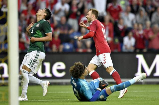 WM 2018, Testspiel, Dänemark - Mexiko Christian Eriksen fra Danmark scorer til 2-0 mod maalmand Guillermo Ochoa efter naerkamp med Carlos Salcedo fra Mexico under venskabs landskampen i fodbold mellem Danmark og Mexico paa Broendby Stadion, loerdag den 9. juni 2018. , Broendby Denmark  Copyright: ©LarsxMoeller LarsxMoellerx COP102 spdk20180609-221813-L