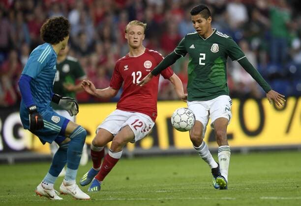 Kasper Dolberg fra Danmark i naerkamp med maalmand Guillermo Ochoa og Hugo Ayala fra Mexico under venskabs landskampen i fodbold mellem Danmark og Mexico paa Broendby Stadion, loerdag den 9. juni 2018. , Broendby Denmark  Copyright: ©LarsxMoeller LarsxMoellerx COP102 spdk20180609-224102-L