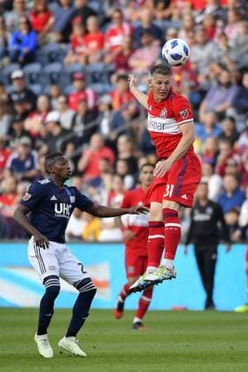 Bilder des Tages - SPORT BRIDGEVIEW, IL - JUNE 09: Chicago Fire s Bastian Schweinsteiger (31) heads the ball against the New England Revolution s Luis Caicedo (27) on June 9, 2018 at Toyota Park in Bridgeview, Illinois. (Photo by Quinn Harris Icon Sportswire) SOCCER: JUN 09 MLS Fussball Herren USA - New England Revolution at Chicago Fire Icon186900005 EDITORIAL USE ONLY