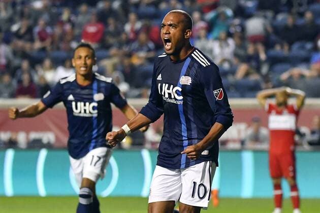 BRIDGEVIEW, IL - JUNE 09: New England Revolution forward Teal Bunbury (10) reacts after scoring against the Chicago Fire on June 9, 2018 at Toyota Park in Bridgeview, Illinois. (Photo by Quinn Harris Icon Sportswire) SOCCER: JUN 09 MLS Fussball Herren USA - New England Revolution at Chicago Fire Icon186900015 EDITORIAL USE ONLY