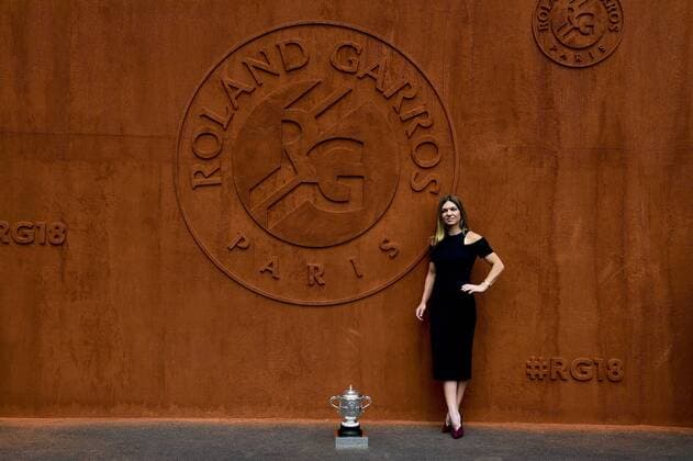 Themen der Woche - SPORT KW23 Bilder des Tages - SPORT French Open, Siegerin Simona Halep - Fotoshooting Simona Halep (Rou) posant avec avec le trophee de la vainqueur de la finale dames des internationaux de France Roland Garros 2018 TENNIS : Internationaux de France de Roland Garros 2018 - photocall - Paris - 10 06 2018 JBAutissier Panoramic 
