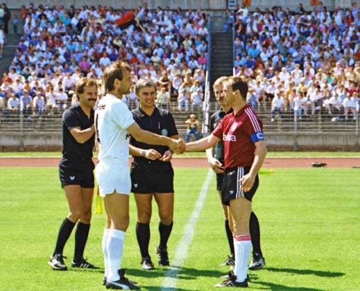 From 1 BL season 1988 89 Hannover 96 Eintracht Frankfurt 1 1 on 17 06 1989 in Niedersachsenstadion In the photo Welcoming Han96 Kpt Karsten Surmann and Eintracht Kpt Karl Heinz Körbel as well as referee Klaus Broska with Assi Heinz Wilhelm König and Jürgen Blüthgen
