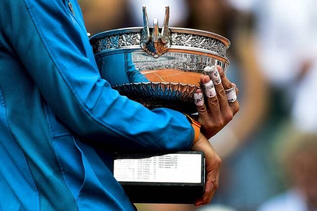 Doigts blesses de Rafael Nadal (Esp) avec le trophee du vainqueur des internationaux de France de Roland Garros 2018 TENNIS : Internationaux de France de Roland Garros 2018 - Finale simple Messieurs - Paris - 10 06 2018 JBAutissier Panoramic 