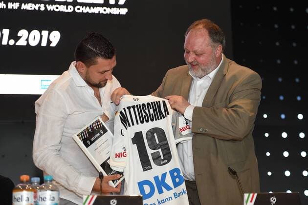 Handball Mens World Cup 2019 in Germany and Denmark Presentation of the Berlin World Cup ambassador Ex footballer Torsten Mattuschka li receives his personal jersey and the ambassadors certificate 11 06 18 from DHBs President Andreas Michelmann Copyright: xMichaelxHundtx xMatthiasxKochx