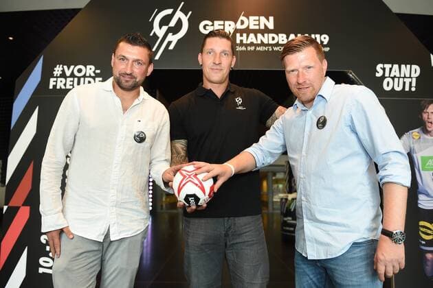 Handball Mens World Cup 2019 in Germany and Denmark Presentation of the Berlin World Cup Ambassador Torsten Mattuschka Stefan Kretschmar and Andreas Neuendorf with the official World Cup Ball 11 06 18 Copyright: xMichaelxHundtx xMatthiasxKochx