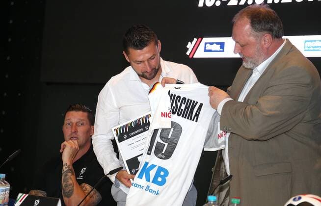 Berlin Mercedes Benz Arena 11 06 18 Presentation of the Berlin Handball World Cup Ambassador on the occasion of the Handball World Cup 2019 Bild Torsten Mattuschka former professional footballer of Union Berlin DHB President Andreas Michelmann Presentation of the Berlin Handball World Cup ambassadors