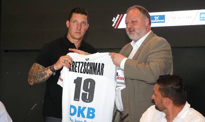 Berlin Mercedes Benz Arena 11 06 18 Presentation of the Berlin Handball World Cup Ambassador on the occasion of the Handball World Cup 2019 Bild v l Ex Handball international Stefan Kretzschmar DHB President Andreas Michelmann Presentation of the Berlin Handball World Cup ambassadors