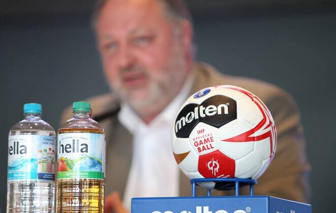 Berlin Mercedes Benz Arena 11 06 18 Presentation of the Berlin Handball World Cup Ambassador on the occasion of the Handball World Cup 2019 Picture official Game Ball IHF molten Handball 2019 World Cup in the background DHB President Andreas Michelmann Presentation of the Berlin Handball World Cup ambassadors