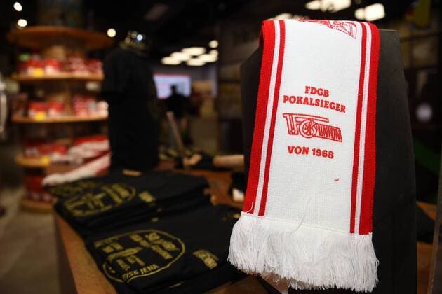 Football Mens Anniversary for the victory of the 1 FC Union Berlin in the FDGB Cup 50 years ago Replica of the fan scarf that was designed together with the fan scene Köpenick 11 06 18 Copyright: xMichaelxHundtx xMatthiasxKochx