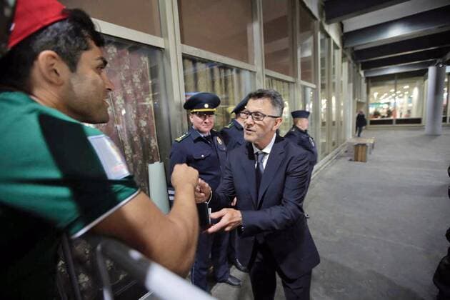 June 11, 2018 - EUM20180611DEP04.JPG.MOSCÃö, Rusia. SoccerFutbol-Seleccion Mexicana.- 11 de junio de 2018. Aspectos de la llegada de los integrantes de la Seleccion Mexicana al aeropuerto de Moscu, para su participacion en el Mundial Rusia 2018, que inicia el 14 de junio. En la imagen el tecnico Juan Carlos Osorio firma autografos a los aficionados. Foto: Agencia EL UNIVERSALLuis CortesEELG Latin News: June 11, 2018  - ZUMAu78_ 83727032st Copyright: xElxUniversalx