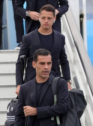 MOSCOW REGION, RUSSIA - JUNE 11, 2018: Mexican football players Javier Hernandez (front) and Rafael Marquez disembark from an airliner as Mexico s national football team arrives at Sheremetyevo International Airport, ahead of FIFA World Cup WM Weltmeisterschaft Fussball Russia 2018. Sergei Bobylev TASS  TS0838E5
