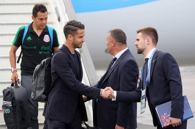 MOSCOW REGION, RUSSIA - JUNE 11, 2018: Mexican football player Alfredo Talavera (L front) greets unidentified officials as he disembarks from an airliner as Mexico s national football team arrives at Sheremetyevo International Airport, ahead of FIFA World Cup WM Weltmeisterschaft Fussball Russia 2018. Sergei Bobylev TASS  TS0838DF