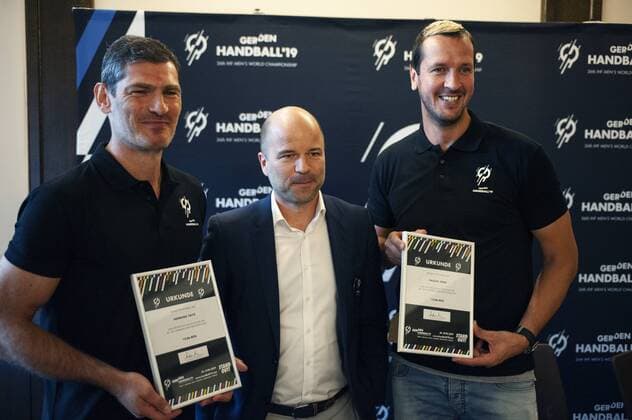 Handball World Cup 2019 12 06 2018 Lindner Hotel Hamburg World Cup Press Conference World Cup Ambassador in the picture Hamburg World Cup Ambassador von Henning Fritz and Pascal Hens awarded by the DHB Marketing Director Thomas Zimmermann Â